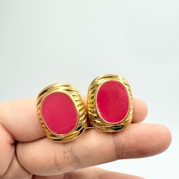 Vintage JS Joseph Smith & Sons Gold Tone Fuchsia Enamel Clip On Earrings - Picture 1 of 6